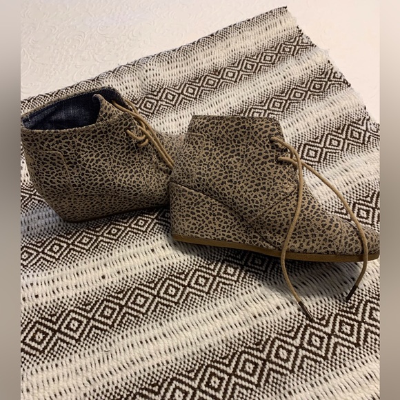 Tom’s Animal Print wedge ankle boots. Super Cute - Picture 2 of 7